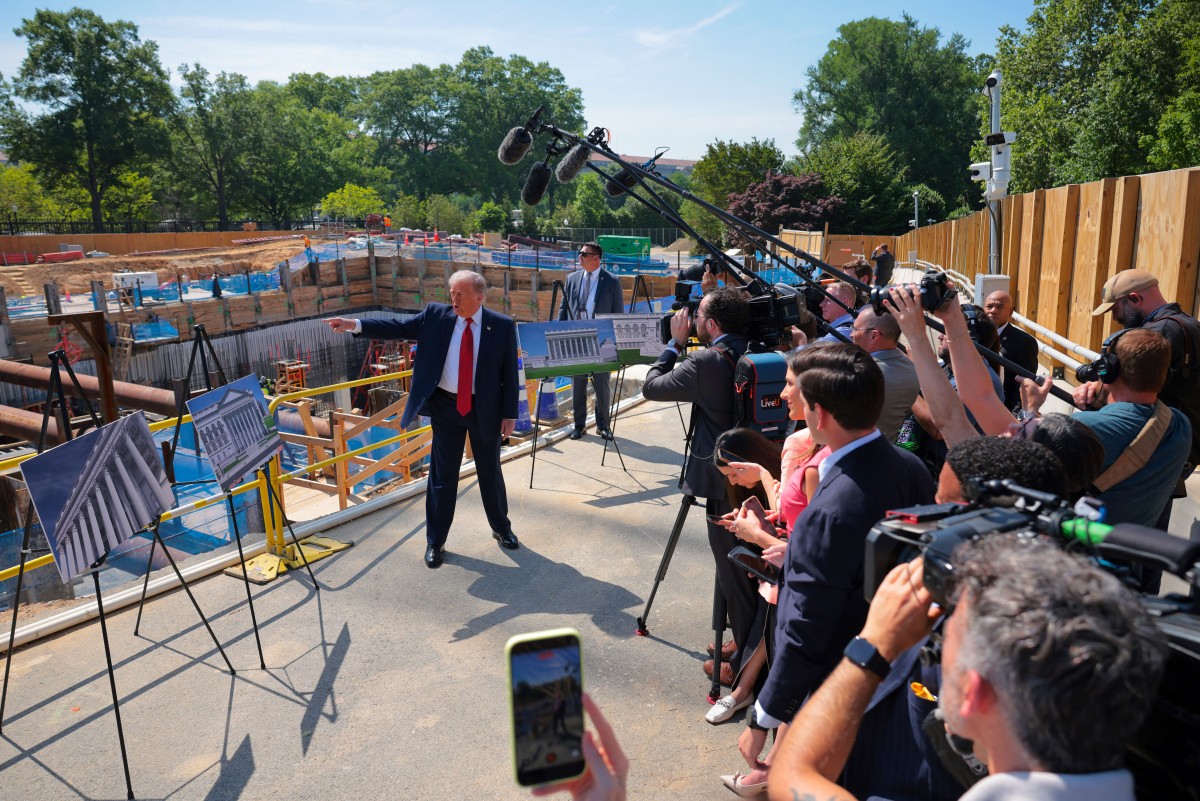 AFP__20250519__2277112556__v1__MidRes__PresidentTrumpShowsWhiteHousePressCorpsTheCon